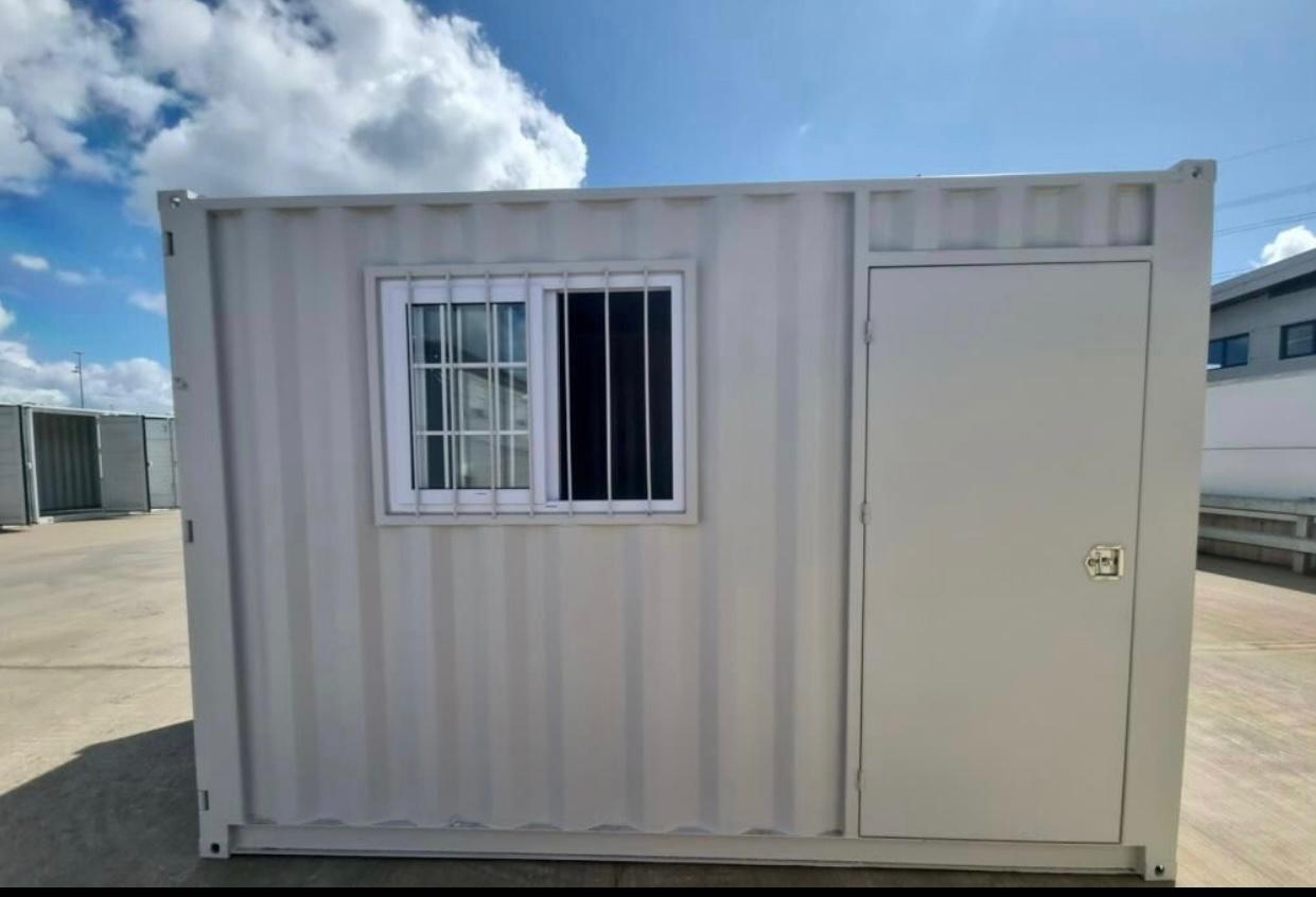 Contenedor seminuevo de 15 pies con puerta
