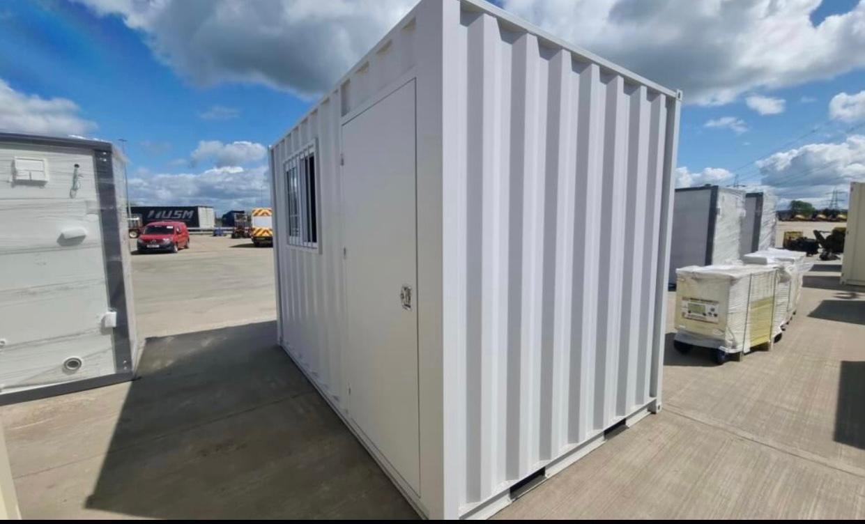 Contenedor seminuevo de 15 pies con puerta