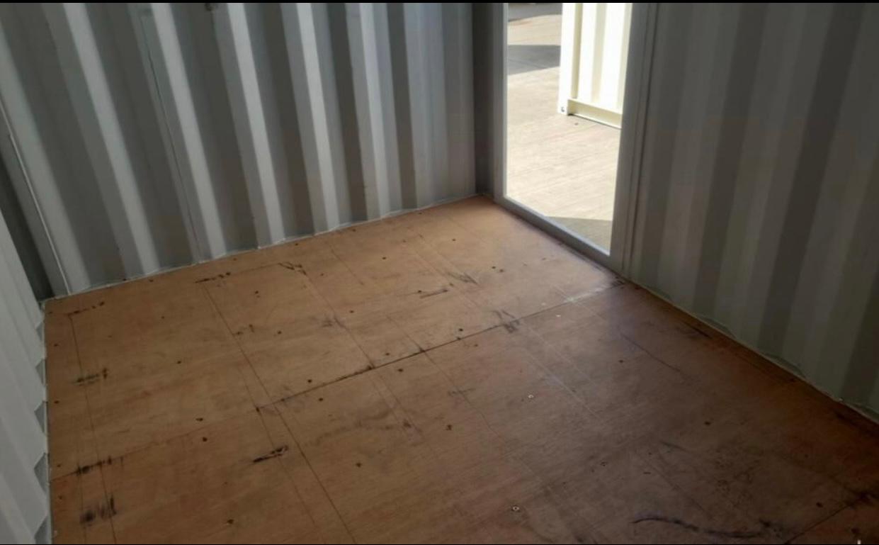 Contenedor seminuevo de 15 pies con puerta