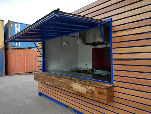 Café en contenedor marítimo con fachada de madera